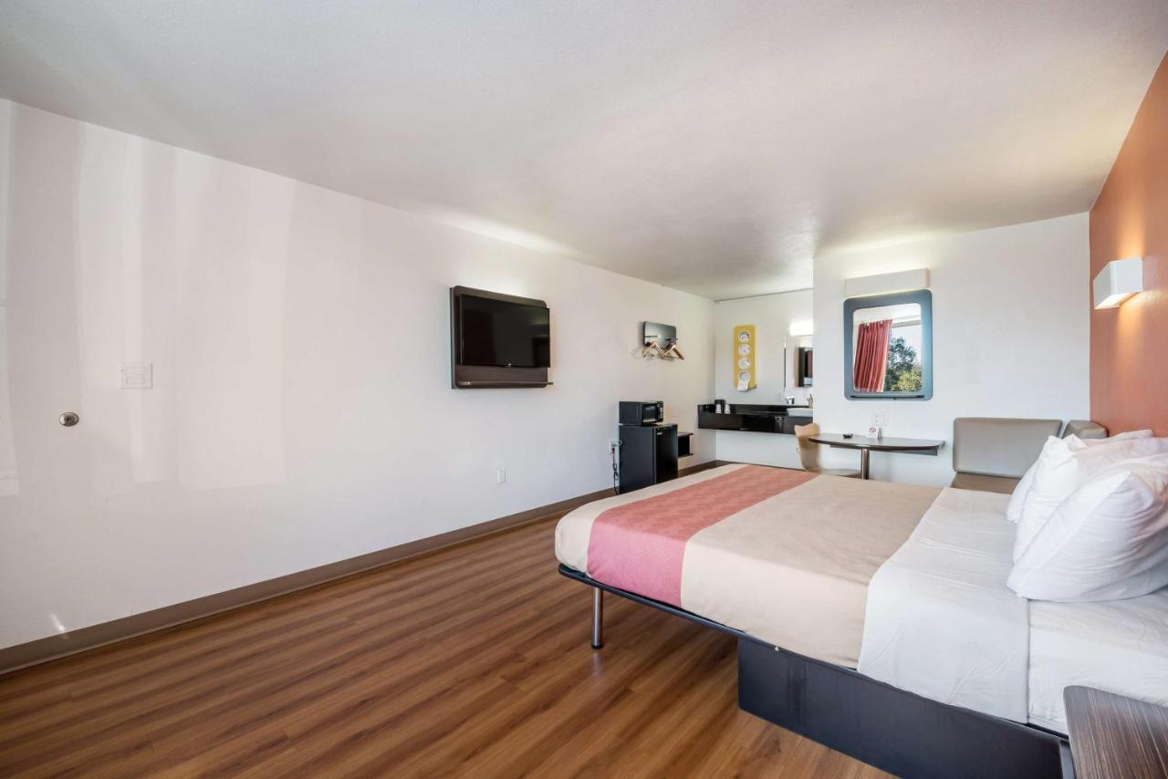 Hotel 6-connellys Springs, Nc